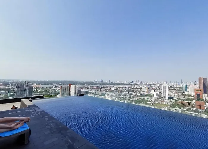 素坤逸沿线bts Ekkama Station Bangkok